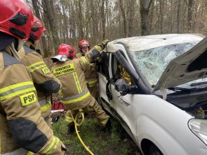 Read more about the article Wypadek drogowy za Ząbrowem. Zderzyły się trzy samochody, dwa dachowały w rowie