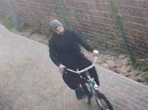 Read more about the article Policja poszukuje mężczyzny ze zdjęcia. Zaatakował przechodnia