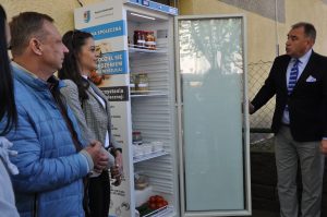 Read more about the article Zamiast do kosza zanieś niepotrzebne jedzenie do lodówki społecznej