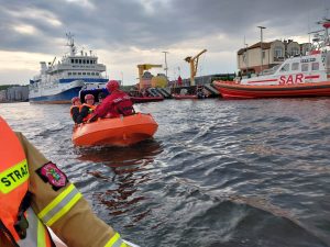 Read more about the article Uwaga, kuter uderzył w brzeg, dwie osoby za burtą! Na miejscu służby z całego powiatu