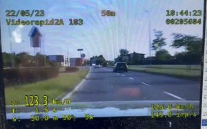 Read more about the article Pirat drogowy w Golfie wyprzedzał na przejściu dla pieszych jadąc o wiele za szybko. Drogówka była bezlitosna