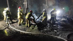 Read more about the article Pożar niedaleko Kołobrzegu. Strażacy walczyli, by ogień nie przeniósł się na sąsiedni budynek