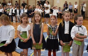 Read more about the article 4065 uczniów podstawówek i 3478 szkół średnich rozpoczęło dziś wakacje