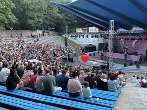 Read more about the article Pierwszy tego lata koncert w kołobrzeskim amfiteatrze. Mamy dla Was darmowe bilety