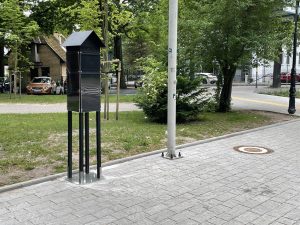 Read more about the article Zupełnie nowe słupki na klepsydry. Mają być trwalsze, a klepsydrę łatwo szybko wywiesić