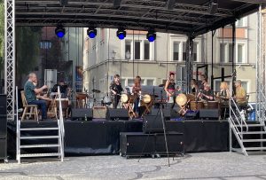 Read more about the article Letnia scena Adebaru przy ratuszu zaprasza na koncerty przez całe wakacje (program)