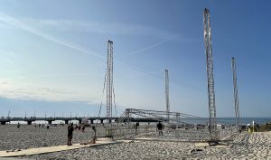 Read more about the article Na plaży Centralnej powstaje scena plenerowa. W sobotę darmowy koncert z gwiazdami na otwarcie lata