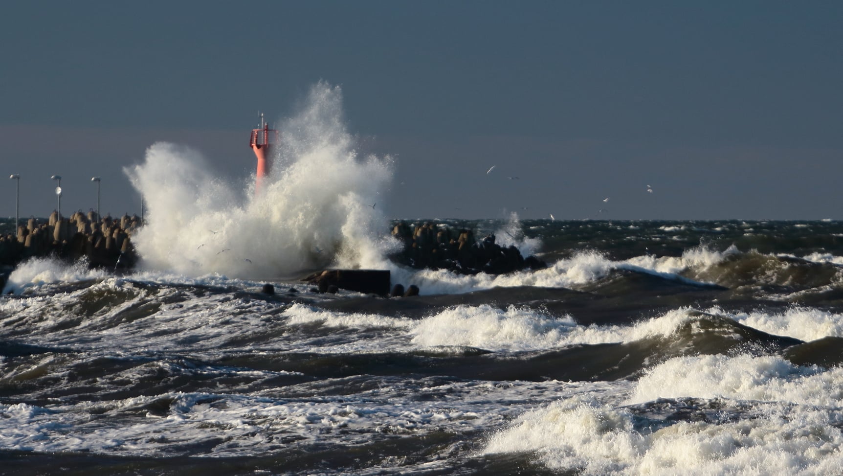 You are currently viewing W Kołobrzegu zwołano sztab kryzysowy. W porcie pogotowie sztormowe