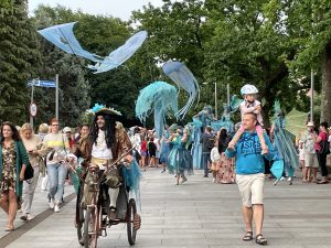 Read more about the article Parada „In blue” na początek drugiej odsłony Festiwalu Artystów Ulicy „Sea of Art” (ZDJĘCIA, WIDEO)