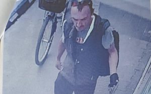 Read more about the article Policja szuka tego mężczyzny. Miał ukraść białego kundelka