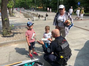 Read more about the article Opaski „niezgubki” pomagają znaleźć dziecko w tłumie plażowiczów.  Dlatego warto im je zakładać