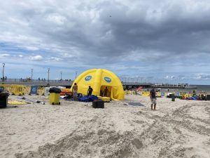 Read more about the article Na plaży przy molo powstaje miasteczko TVN. Od najbliższego piątku będzie się tu dużo działo