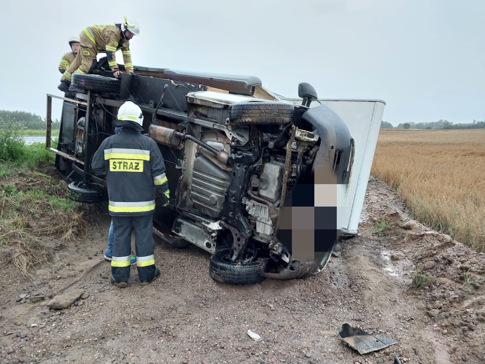 You are currently viewing Kamper wpadł w poślizg  i wylądował na boku. W środku butle z gazem