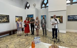 Read more about the article Nowa wystawa w GSW w ratuszu. Trzech artystów interpretuje realizm magiczny na swój sposób (ZDJĘCIA)