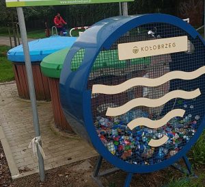 Read more about the article Mieszkańcom o to chodziło – opróżniony po naszej interwencji kosz na nakrętki szybko znowu się wypełnia