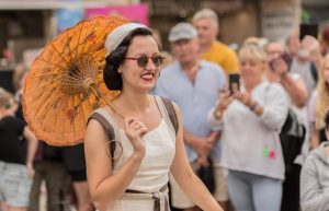 Read more about the article Tak wyglądała moda lat 30. i 40. ubiegłego wieku. Niezwykły pokaz w Ustroniu Morskim. Na deser zabytkowe rowery (ZDJĘCIA)