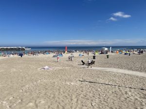 Read more about the article Pogoda plażowa, a plaża Centralna w Kołobrzegu w południe była pusta. To koniec sezonu?