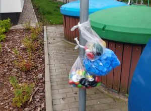 Read more about the article Zapomniany kosz na nakrętki. Mieszkańcy radzą sobie jak potrafią