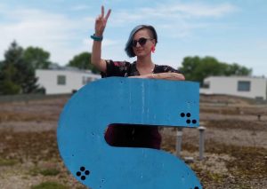 Read more about the article Kolejny kołobrzeski neon zostanie uratowany. Kiedyś kojarzył się z zagranicą i luksusem