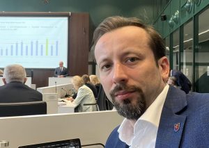 Read more about the article Pytamy o związki z Kołobrzegiem radnego ze Szczecina, który  z naszego okręgu kandyduje do Sejmu. „Poruszam się po Kołobrzegu bez nawigacji”