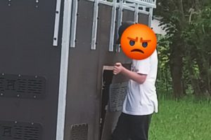 Read more about the article Myślał, że nikt go nie widzi. Mamy dla młodego wandala złą wiadomość – jesteś na zdjęciach