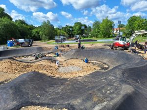 Read more about the article Pumptrack w Podczelu już gotowy. Składa się z wielu zakrętów i muld