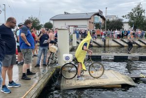 Read more about the article Szalone zawody w jeździe rowerem po desce na wodzie  (WIDEO, ZDJĘCIA)