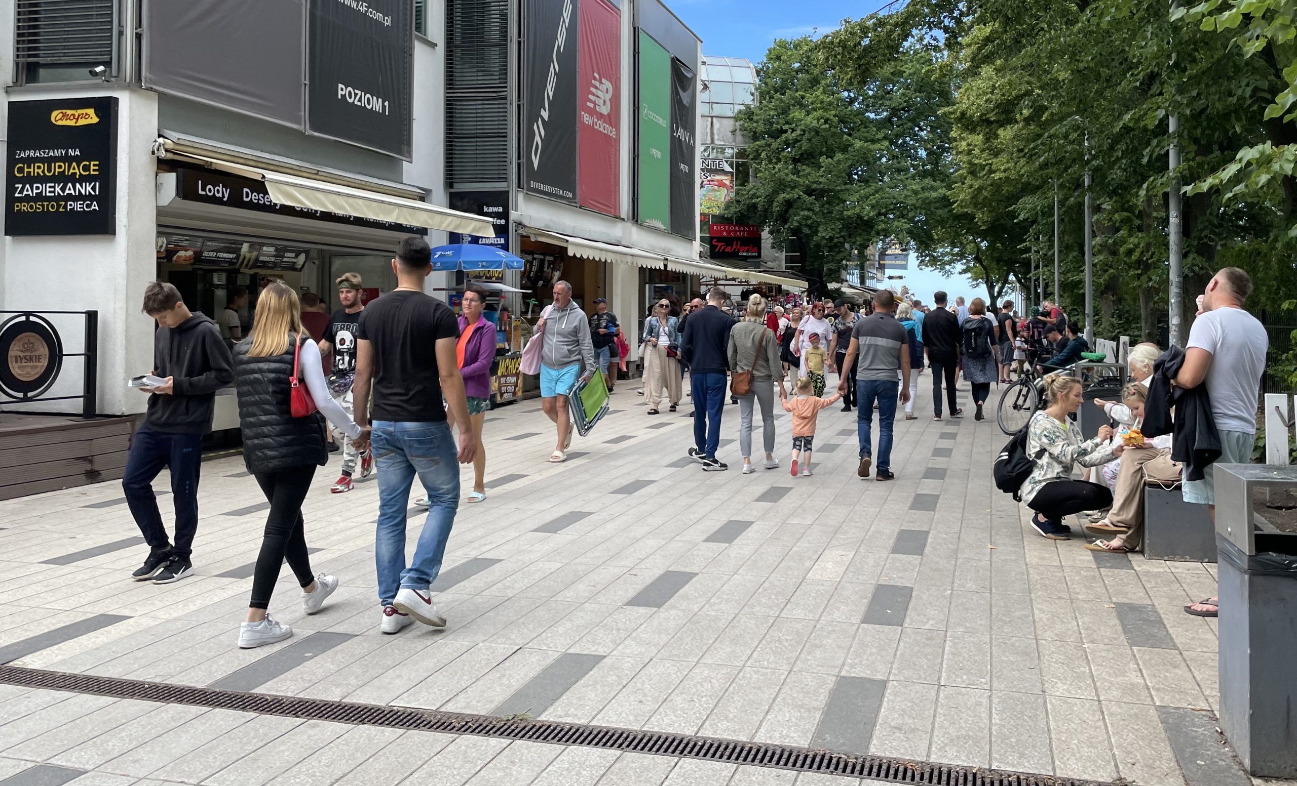 You are currently viewing Koniec wakacji z rozmachem i na bogato? Teraz turysta jest rozsądny i oszczędny. Mniej kupuje, a w restauracjach rezygnujw z napoi