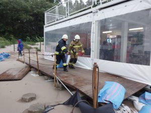 Read more about the article Sztorm niszczy bary na plaży. Strażacy układają worki z piaskiem jak podczas powodzi (ZDJĘCIA)