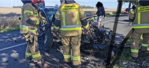 Read more about the article Audi rozbiło się na drzewie. Kierowca może mówić o cudzie (ZDJĘCIA)