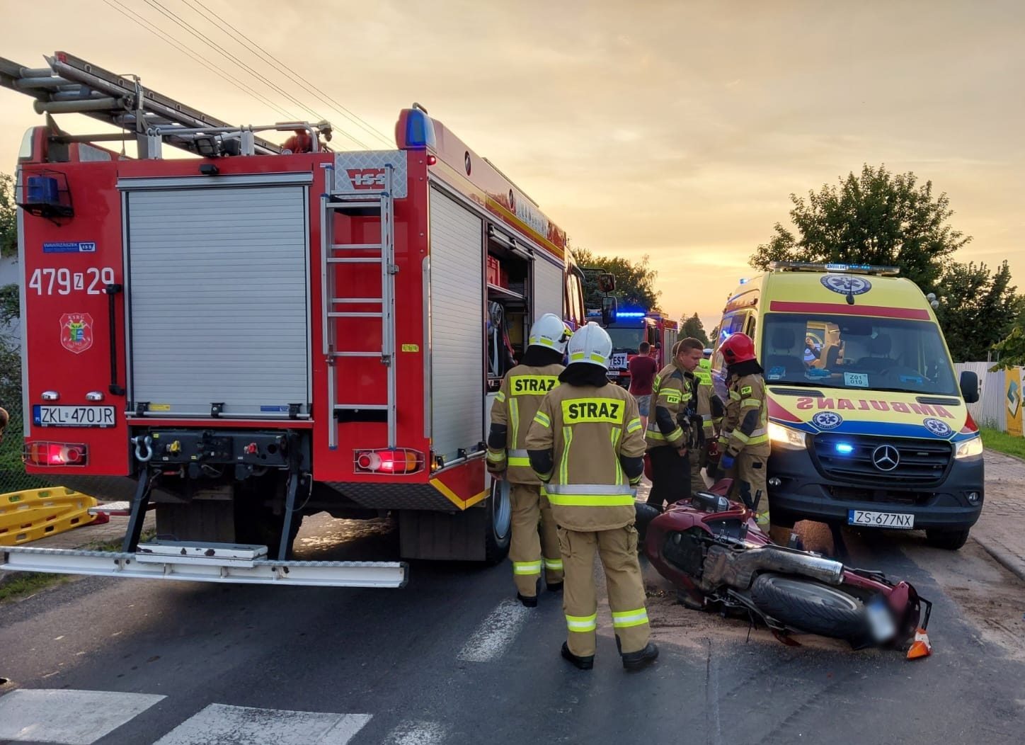 You are currently viewing Auto uderzyło w motor, który zatrzymał się przed przejściem dla pieszych. Dwie osoby w szpitalu