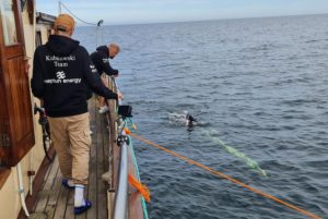 Read more about the article Bartek „Foka” Kubkowski przepłynął już jedną czwartą dystansu. Pogoda nie rozpieszcza – po drodze m.in. deszcz ze śniegiem