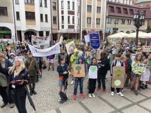 Read more about the article Dzień Sprzątania Świata. Przemarsz ulicami miasta i eko piknik przy latarni morskiej (WIDEO)