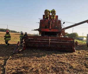 Read more about the article Palił się kombajn. Pierwsza reakcja rolników była kluczowa