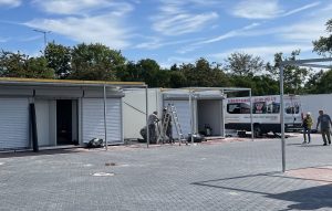 Read more about the article Od wczoraj na targowisku przy Trzebiatowskiej montowane są pawilony handlowe