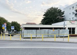 Read more about the article „Pod dachami” opustoszało, a wokół obiektu postawiono ogrodzenie. Przypominamy, co tu ma powstać