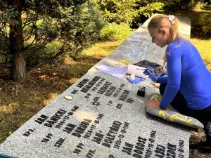 Read more about the article Rozpoczęła się renowacja nagrobków na Cmentarzu Wojennym