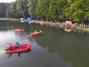 Read more about the article Akcja poszukiwawcza chłopaka, który nie wyszedł na brzeg z jeziora, przerwana. Zostanie wznowiona jutro