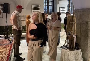 Read more about the article Wystawa „Kobiety – W poszukiwaniu ideału” Krystiana Kasperowicza w Adebarze. Trwa festiwal „Cenne Ciało – Świadome Ciało” (ZDJĘCIA)