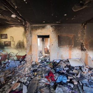 Read more about the article Pożar przy Dworcowej. Trzy osoby ranne. Z mieszkania nic nie zostało (ZDJĘCIA)