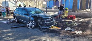 Read more about the article Niebezpieczna sytuacja w Ustroniu Morskim. Samochód zjechał z drogi, cudem nikogo nie potrącił