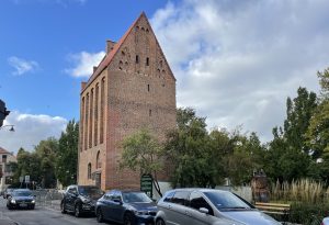 Read more about the article Baszta Prochowa z zewnątrz jak nowa. Nowi lokatorzy nie wprowadzą się jednak prędko