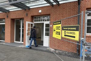 Read more about the article Podróżni w kurorcie mogą już korzystać z dworca PKP. Koniec z tymczasowymi kontenerami