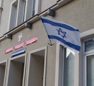 Read more about the article Na budynku starostwa zawisła flaga Izraela. „Na znak solidarności”