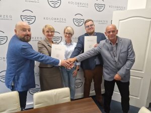 Read more about the article Umowa na projekt nowej bazy Komunikacji Miejskiej w Kołobrzegu podpisana. Sprawdź, gdzie kiedyś przeniesie się miejski przewoźnik