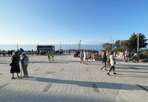 Read more about the article Sąd zdecydował dziś ws. niepełnosprawnej artystki, która śpiewa przy molo w Kołobrzegu. Niektórzy się jej występami zachwycają, inni się skarżą