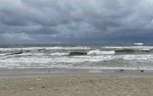 Read more about the article Zakaz kąpieli w morzu blisko Kołobrzegu. Na tych plażach powiewają czerwone flagi