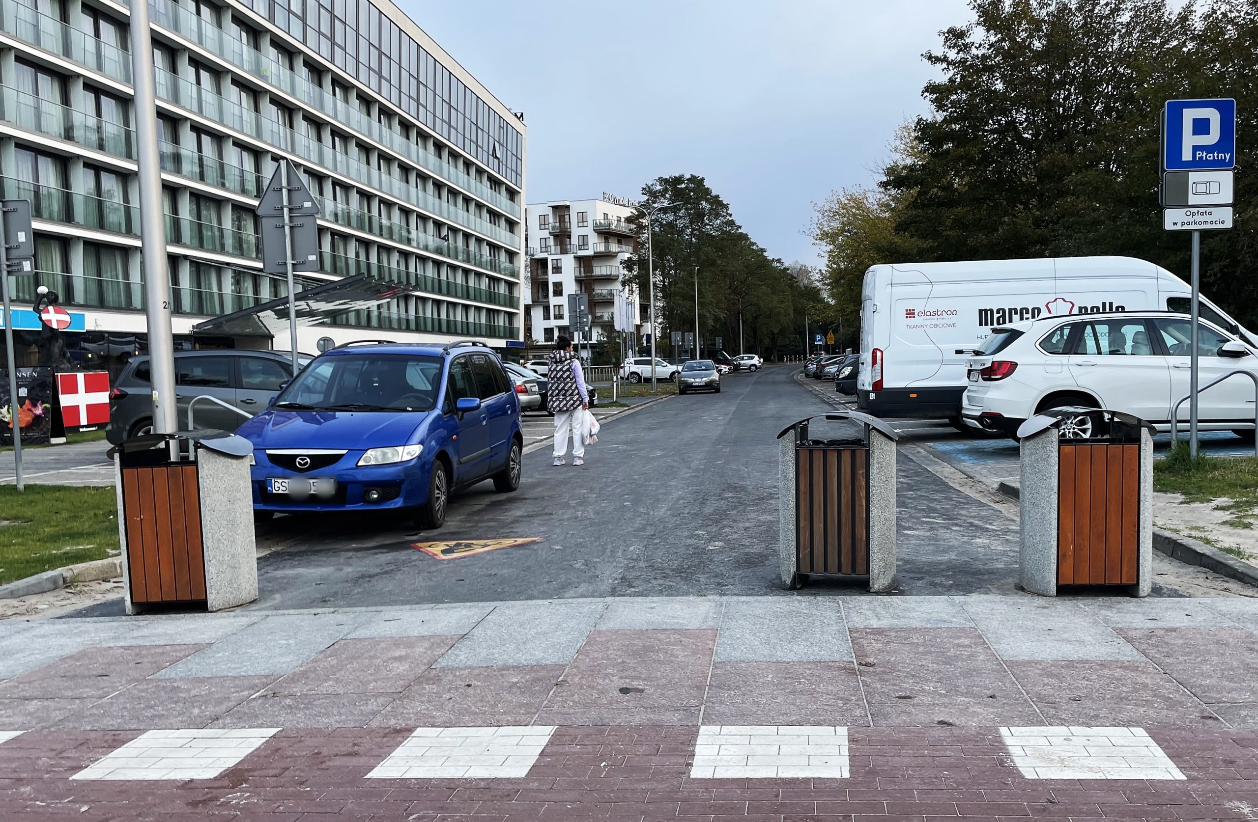 You are currently viewing Wjazd na promenadę blokują śmietniki. Wkrótce zastąpią je profesjonalne słupki blokujące