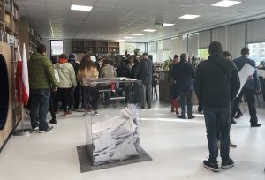 Read more about the article Polacy wybierają parlament. W wielu kołobrzeskich lokalach wyborczych w południe panował tłok