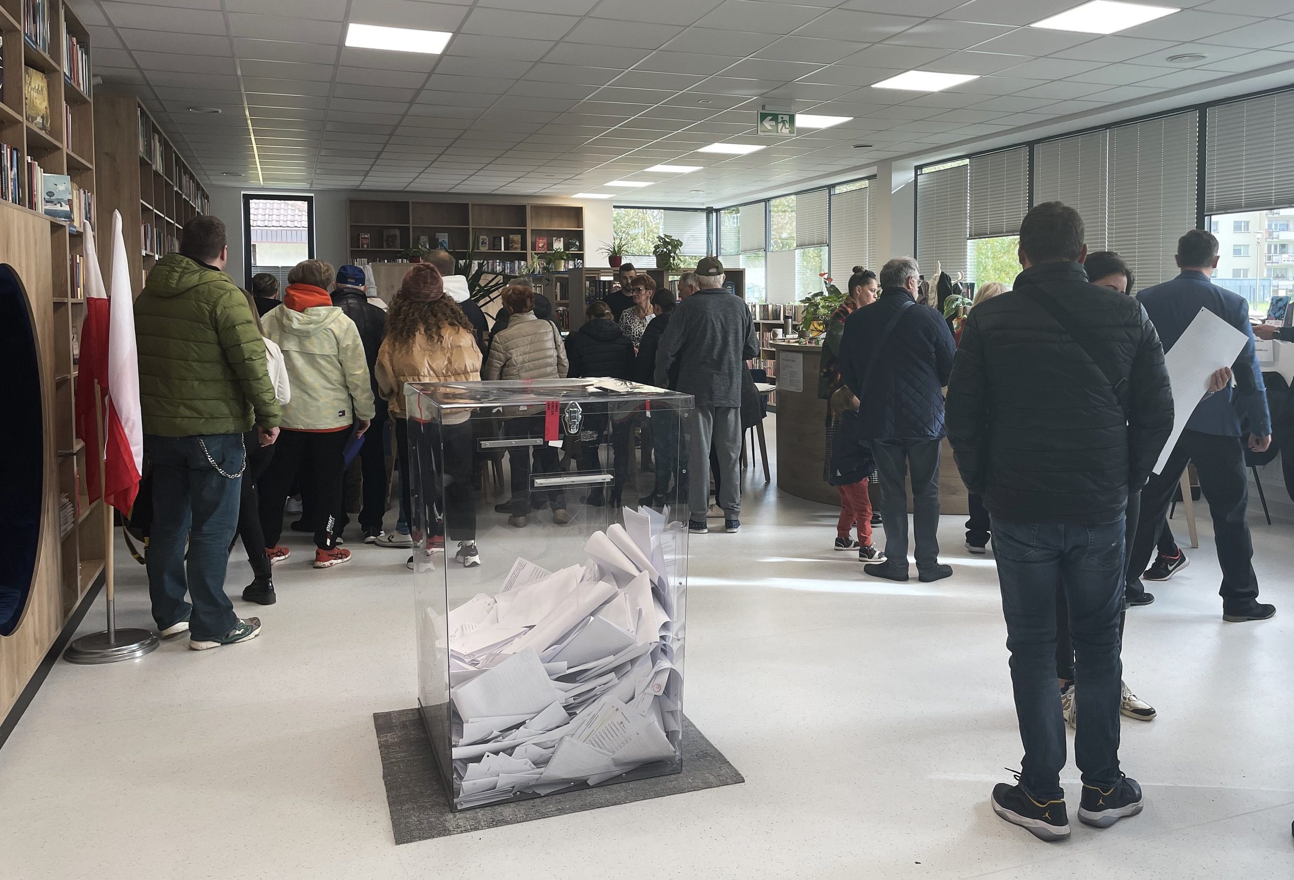 You are currently viewing Polacy wybierają parlament. W wielu kołobrzeskich lokalach wyborczych w południe panował tłok